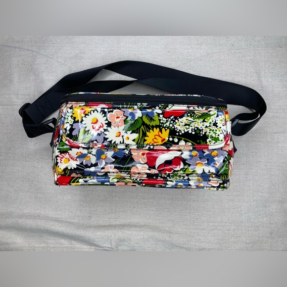 Vera Bradley Handbags - Vera Bradley Poppy Fields Lunch Bag
